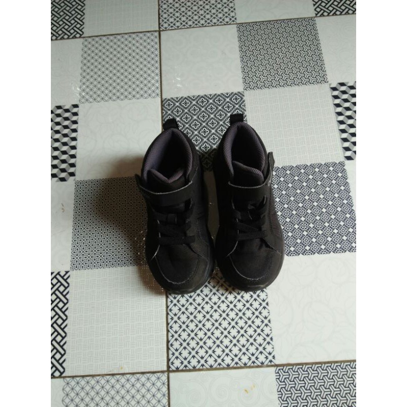 preloved sepatu toezone (oshkosh)