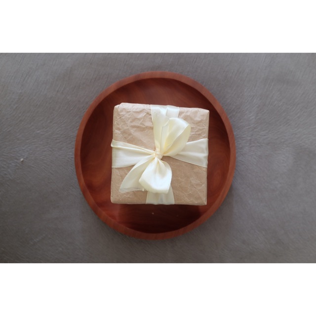 

Bungkus kertas kado + pita, free card.