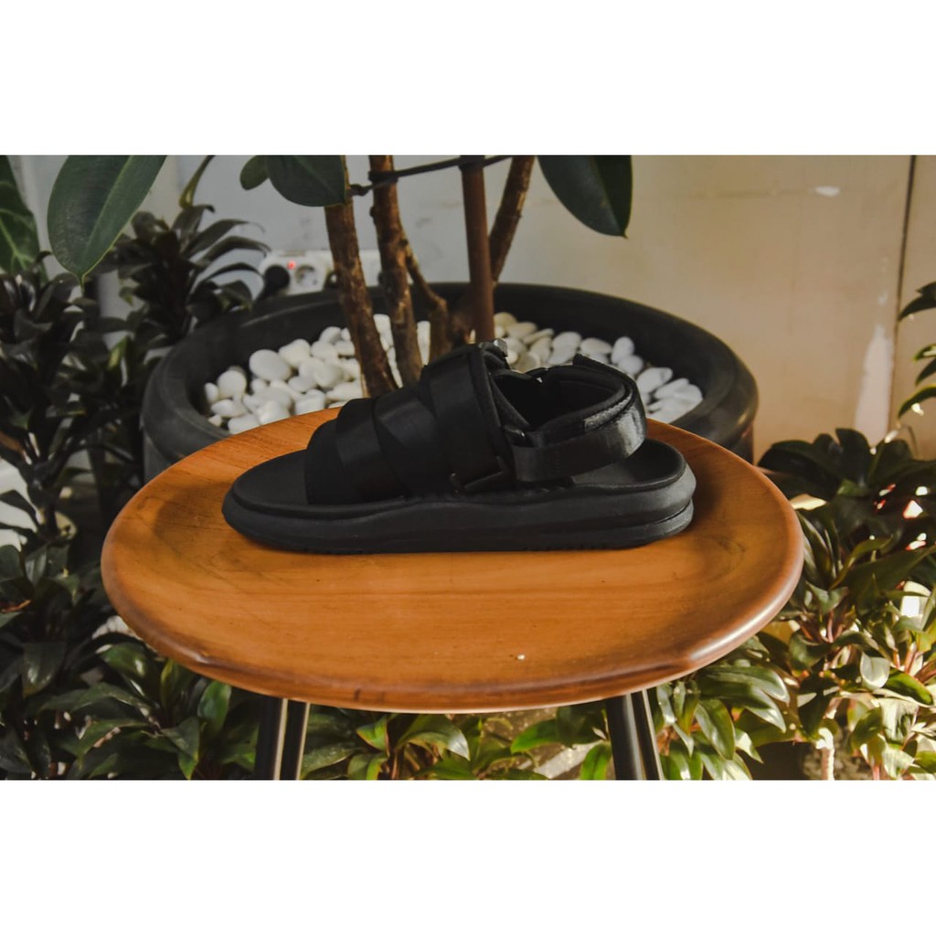 SANDAL KASUAL PRIA VOLKERFOOTWEAR X VICTUS ARTIKEL MOCK UP FULLBLACK