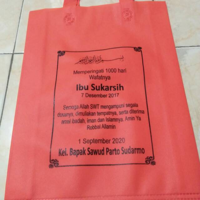 

Souvenir tas spunbond bahan tebal ukuran 30x40cm harga / pcs min order 100pcs klw pke sablon