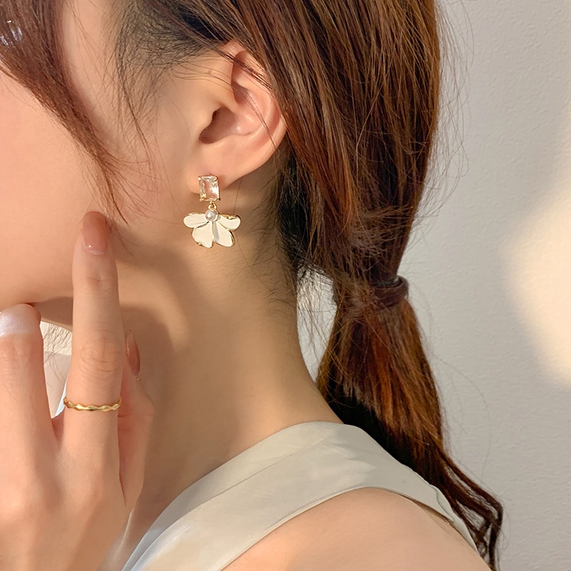 Anting Kelopak Putih Mutiara Elegan Untuk Wanita Aksesoris Berlian Berkilau Korea