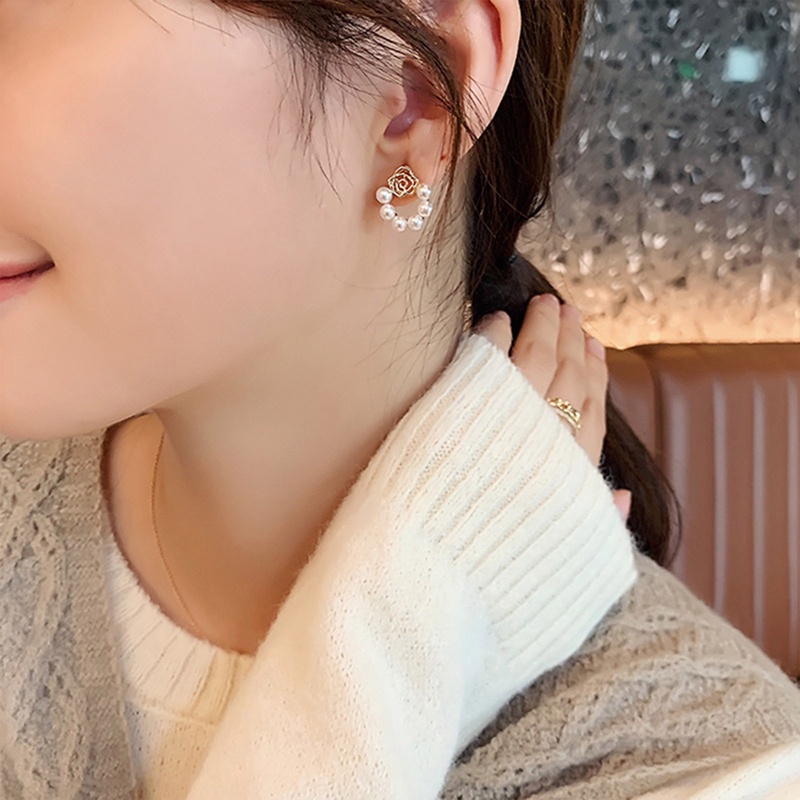 Anting Tusuk Desain Bunga Aksen Mutiara