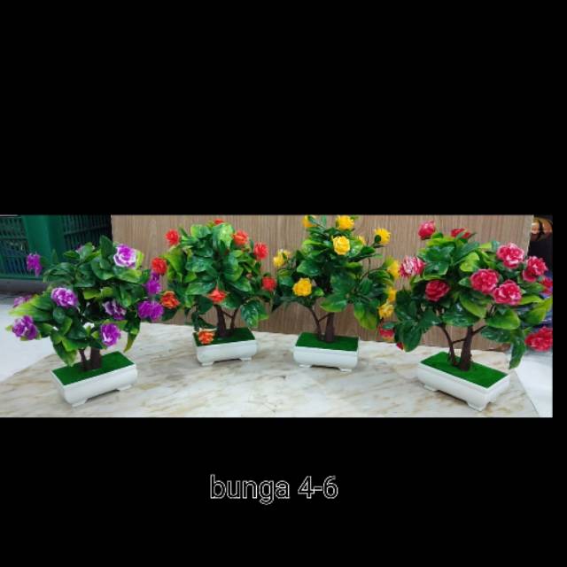 Bunga mawar kecil pot putih