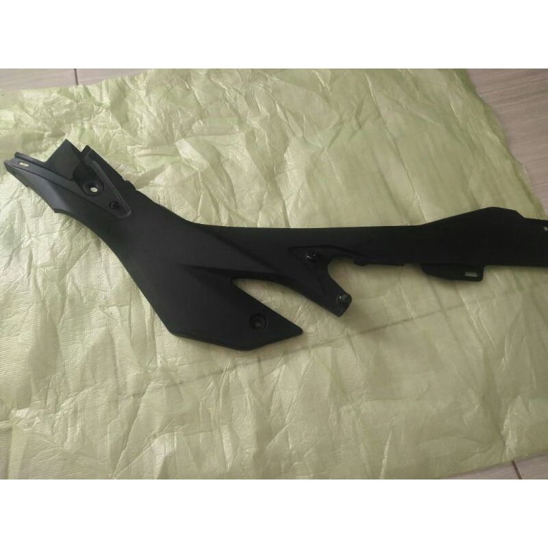 sambungan bodi samping kanan cbr 150r k45r 2021