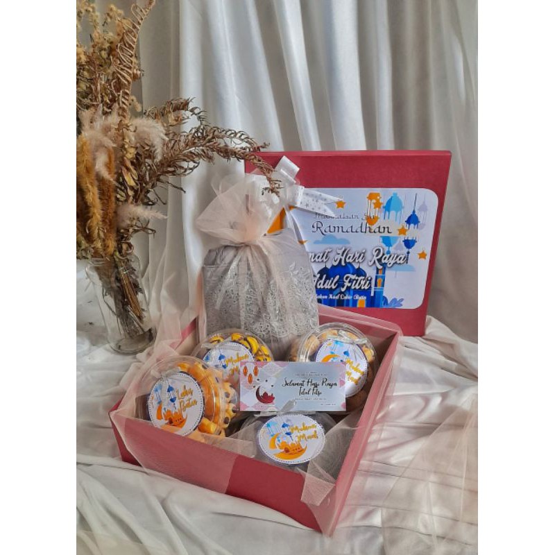 

Hampers Parcel Lebaran Idul Fitri Mukena Khadijah dan 3 Kue Kering Box Besar bonus kartu ucapan