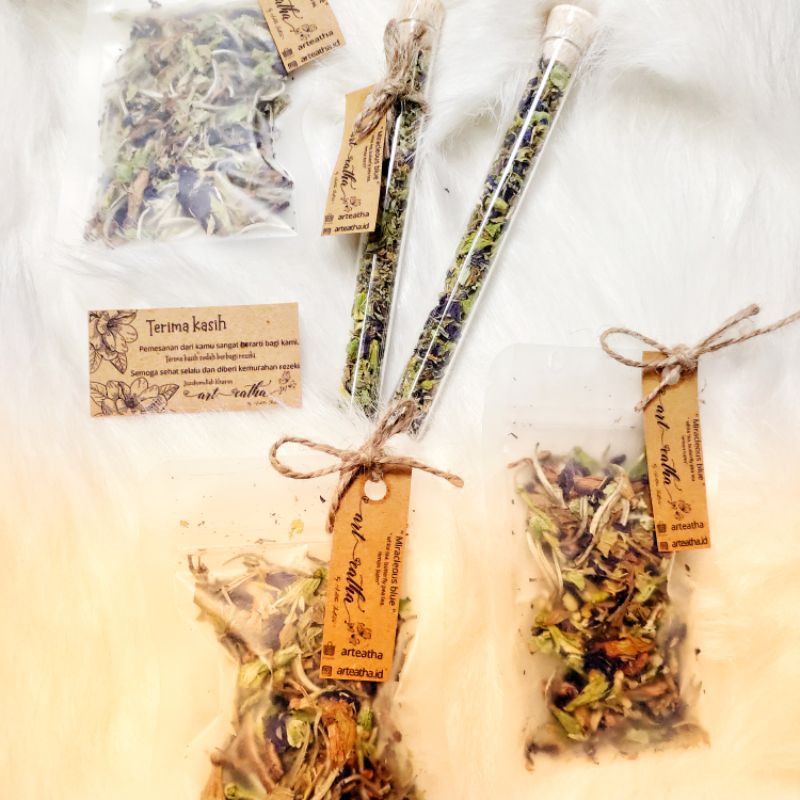 

Miracleous blue tea/Teh Butterfly pea flower, green tea,lemon