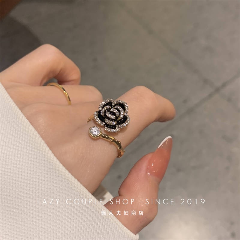 Cincin Model Terbuka Desain Bunga Kamelia Hias Kristal Warna Gold Gaya Vintage Untuk Wanita