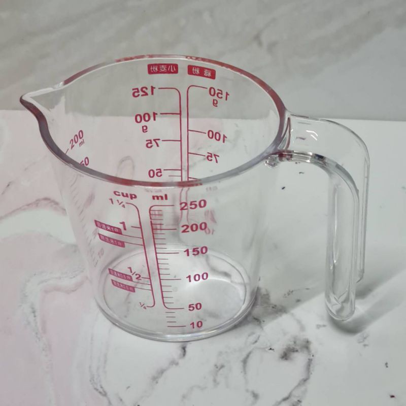 Zoe plastic measuring cup 250ml / gelas takar