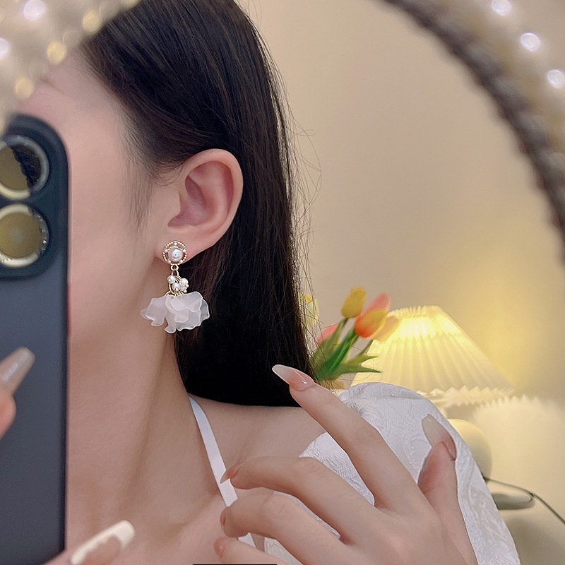 Anting Tusuk Desain Bunga Aksen Mutiara Bahan 925 Silver Untuk Wanita