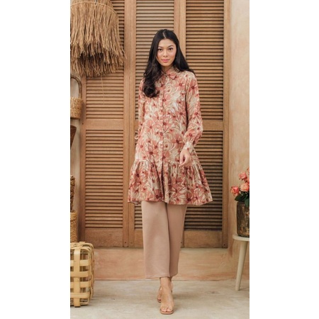 daisy tunik wearing klamby