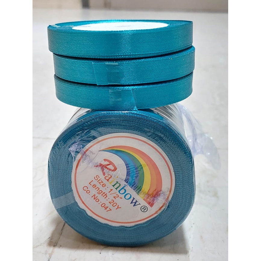 

Pita Satin Biru Tommy 1/2 Inch 1,27cm Per Rol