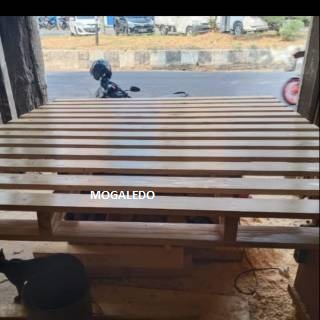 

PALET KAYU PALET TEMPAT TIDUR 200X160X12CM SUDAH DIVERNIS HALUS