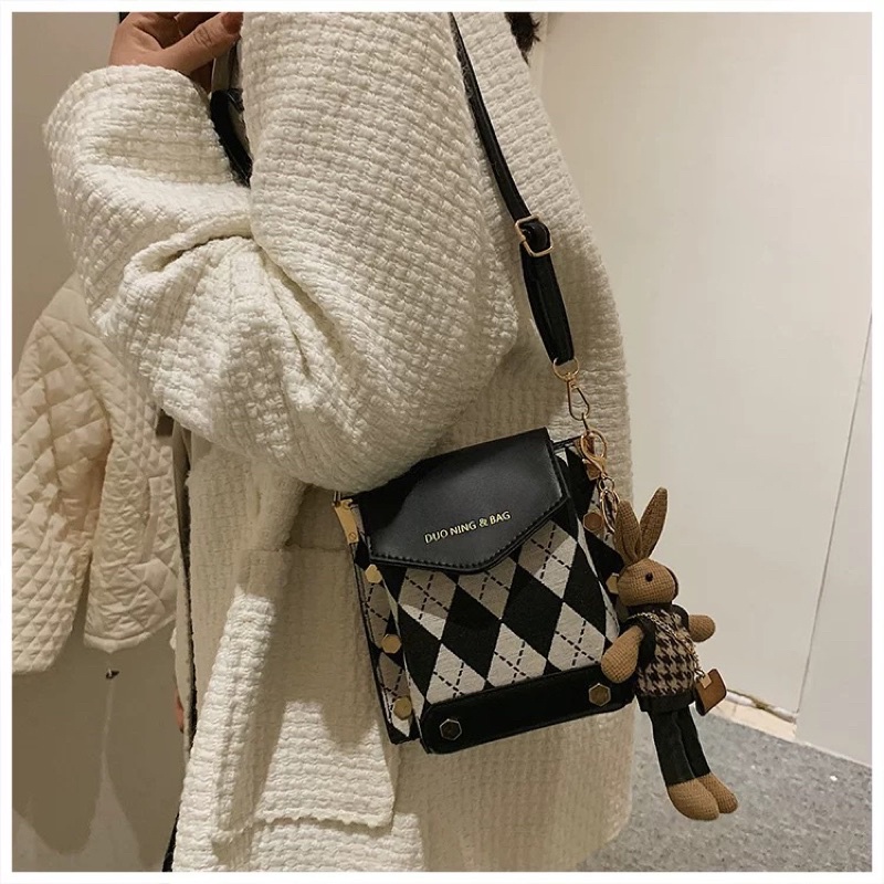 KOREAN VINTAGE SQUARE SLING BAG FREE KEY CHAIN RABBIT DOLL / TAS KULIT KOTAK / TAS KOREA SLING BAG / tas selempang kulit / tas slempang