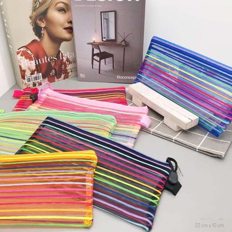 

TEMPAT PENSIL NILON MOTIF GARIS