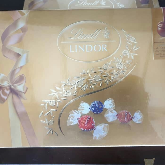 

Lindt Lindor Assorted Chocolate Gift Box-Coklat Import