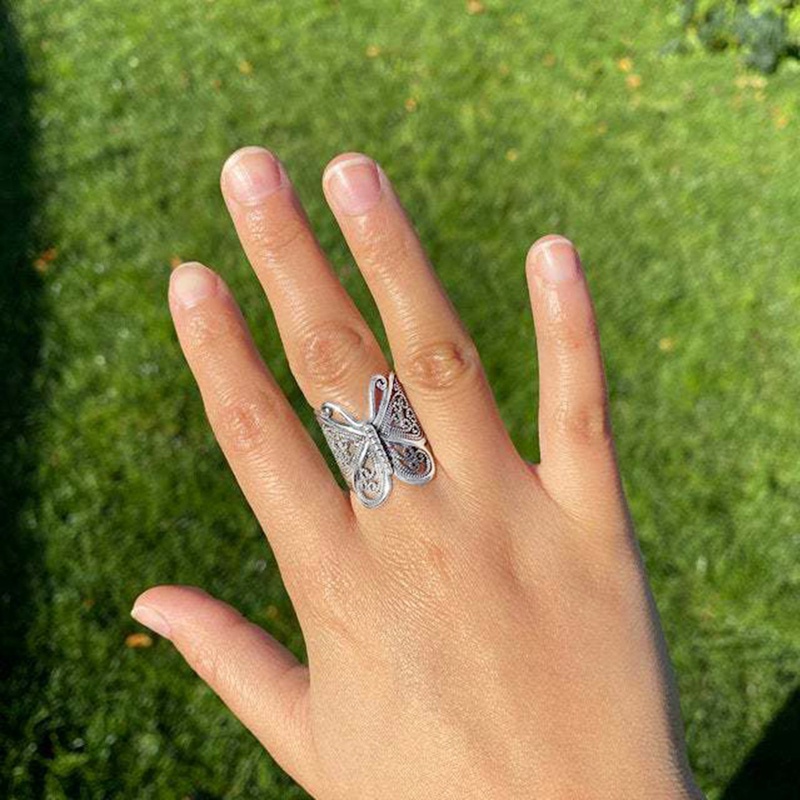 Cincin Desain Kupu-Kupu Hollow Warna Silver Gaya Vintage Punk Untuk Wanita