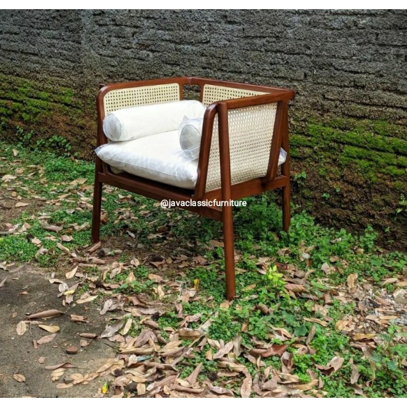 KURSI SANTAI SCANDINAVIA ROTAN VINTAGE RETRO CANTIK UNIK ANTIK TERAS CAFE DUDUKAN BANTALAN BUSA JOK EMPUK BAHAN KAYU JATI TUA GRADE A FINISHING NATURAL FURNITURE JEPARA-1
