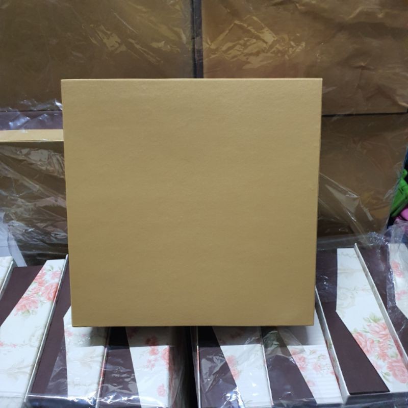 

BOX KUE UK 30X30X8 / BOX HAMPERS