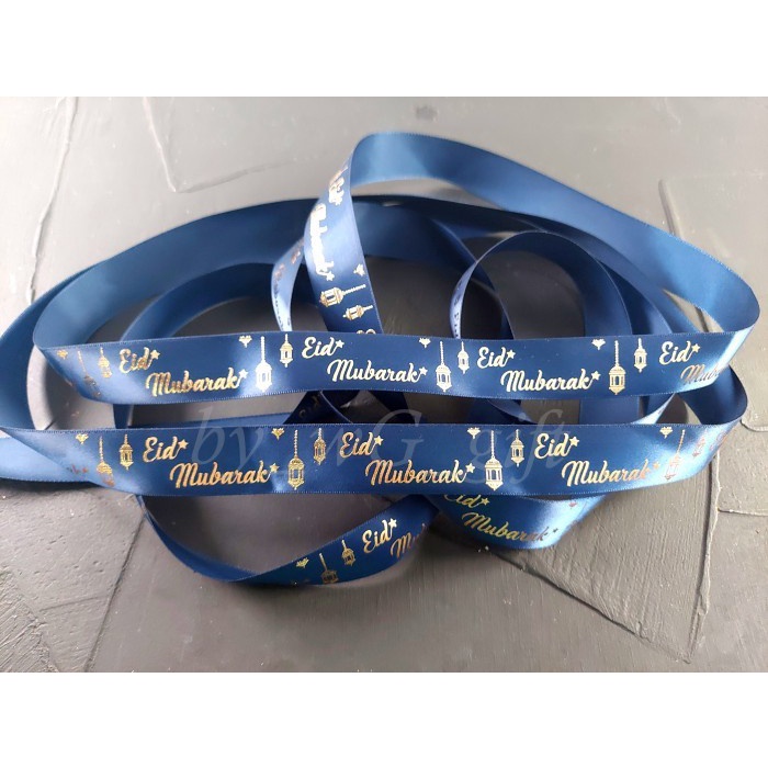 

Pita Idul Fitri -Satin Emboss Emas ;Lebar 2.5 cm ; Biru Navy