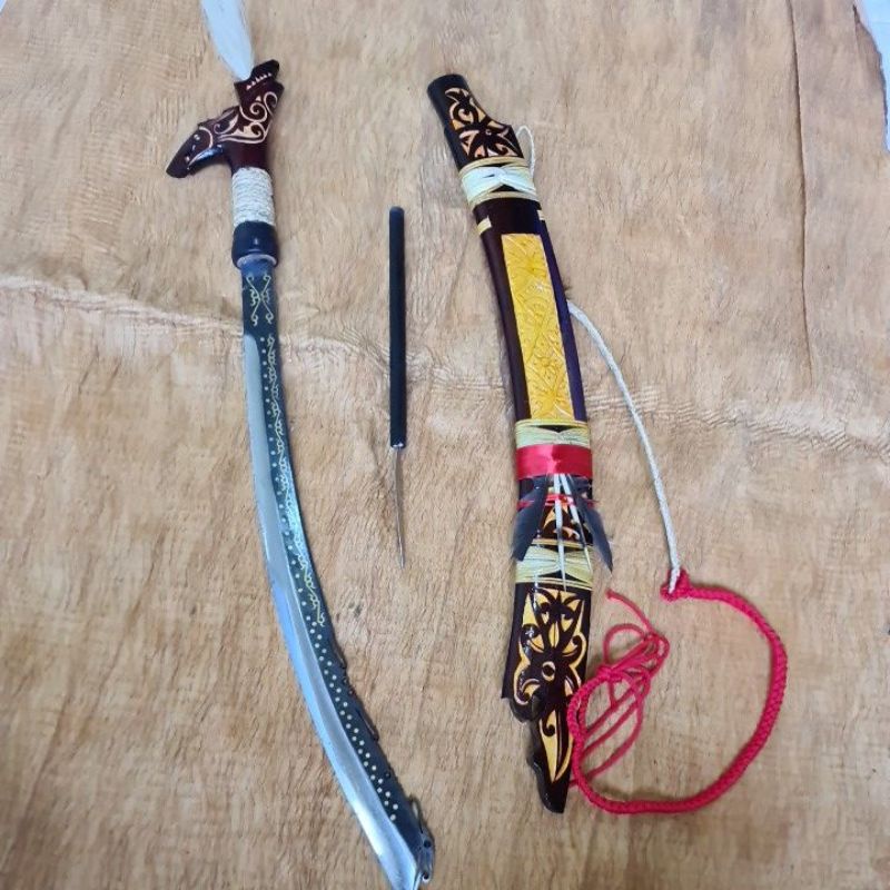 Mandau  khas etnik dayak  kalimantan .model  mandau lengkung /jimpol bintik panjang 80 cm