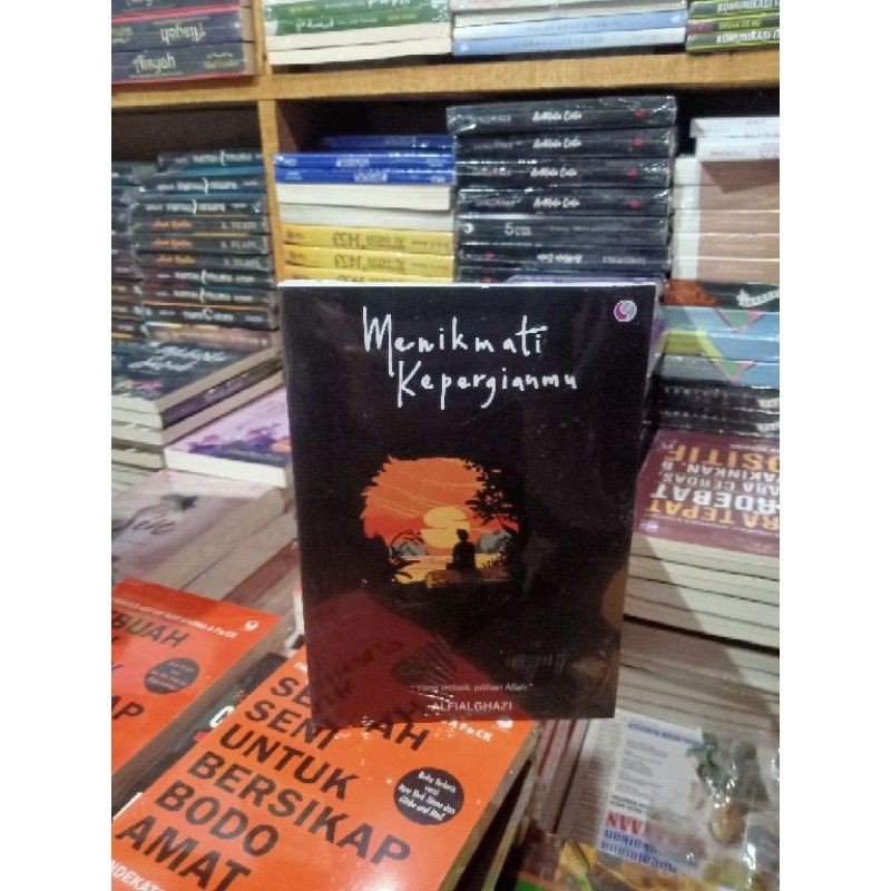 MENIKMATI KEPERGIANMU KERTAS : HVS PUTIH PENULIS  ALFIALGHAZI