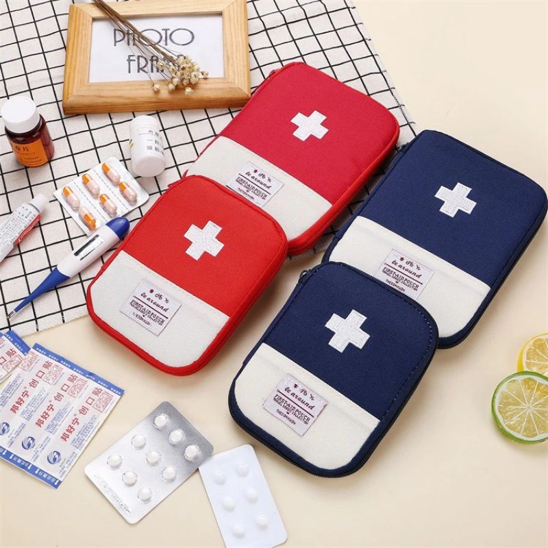 Flashmart Tas Perlengkapan Obat P3K First Aid Kit / Tas travel yang berfungsi untuk Anda membawa perlengkapan obat-obatan pribadi ataupun obat-obatan untuk mengantisipasi apabila terjadi kecelakaan yang tidak diinginkan. Memiliki ruang yang cukup besar