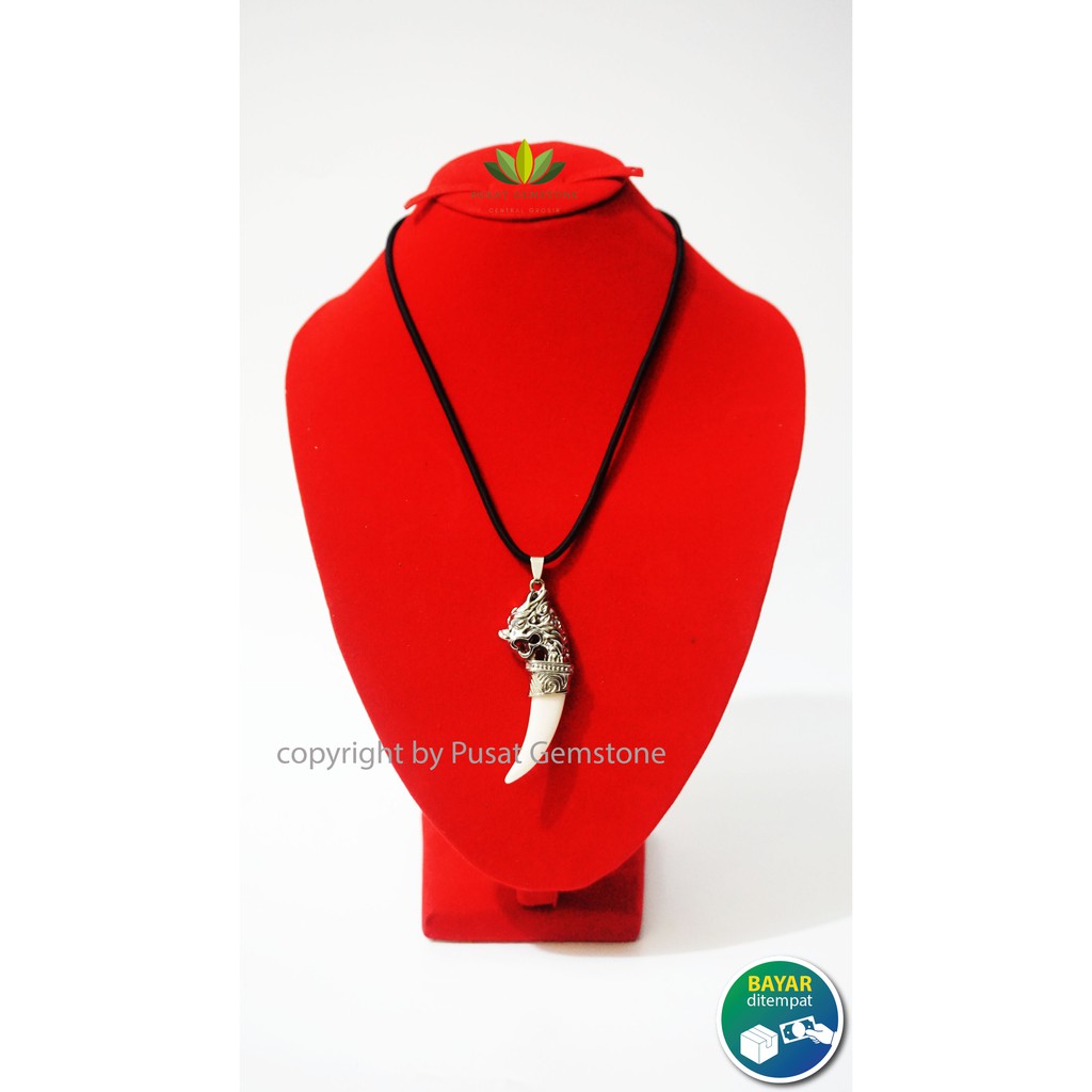 Liontin Taring Kepala Naga