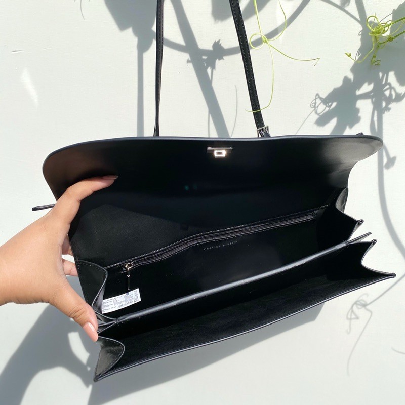 Tas Wanita Elongated Saddle