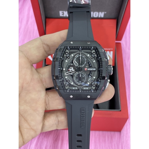 expedition e6782m pria hitam