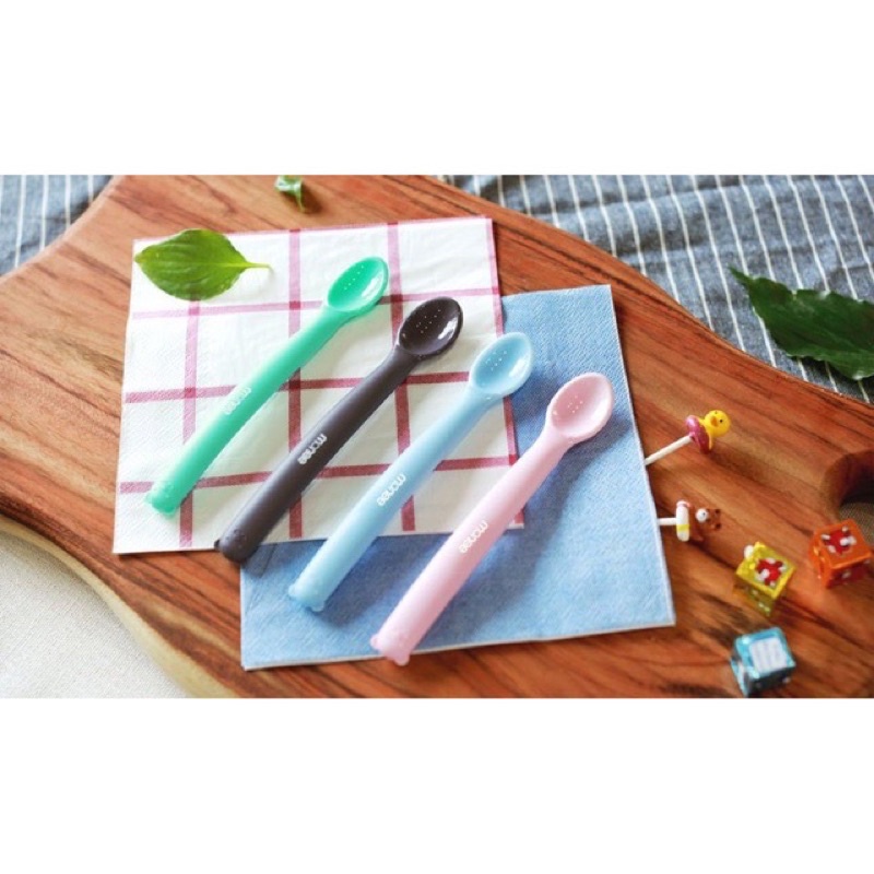 Monee Silicone Baby Spoon Sendok Silikon Bayi MPASI Empuk Teether Gigitan Bayi Ujung Bergerigi BPA FREE// Case Monee Sendok Silikon Bayi Traveling Penyimpanan Sendok Bayi