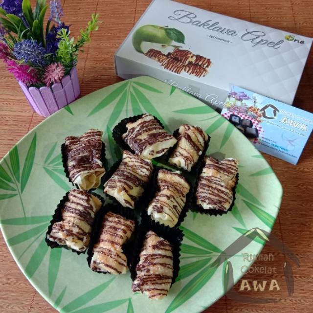 

Baklava Apel Oleh-Oleh Khas Batu Apel dibalut Lapisan Crepes yang Bertabur Cokelat dan Gula