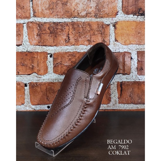 Sepatu casual slip on merk Begaldo kulit asli
