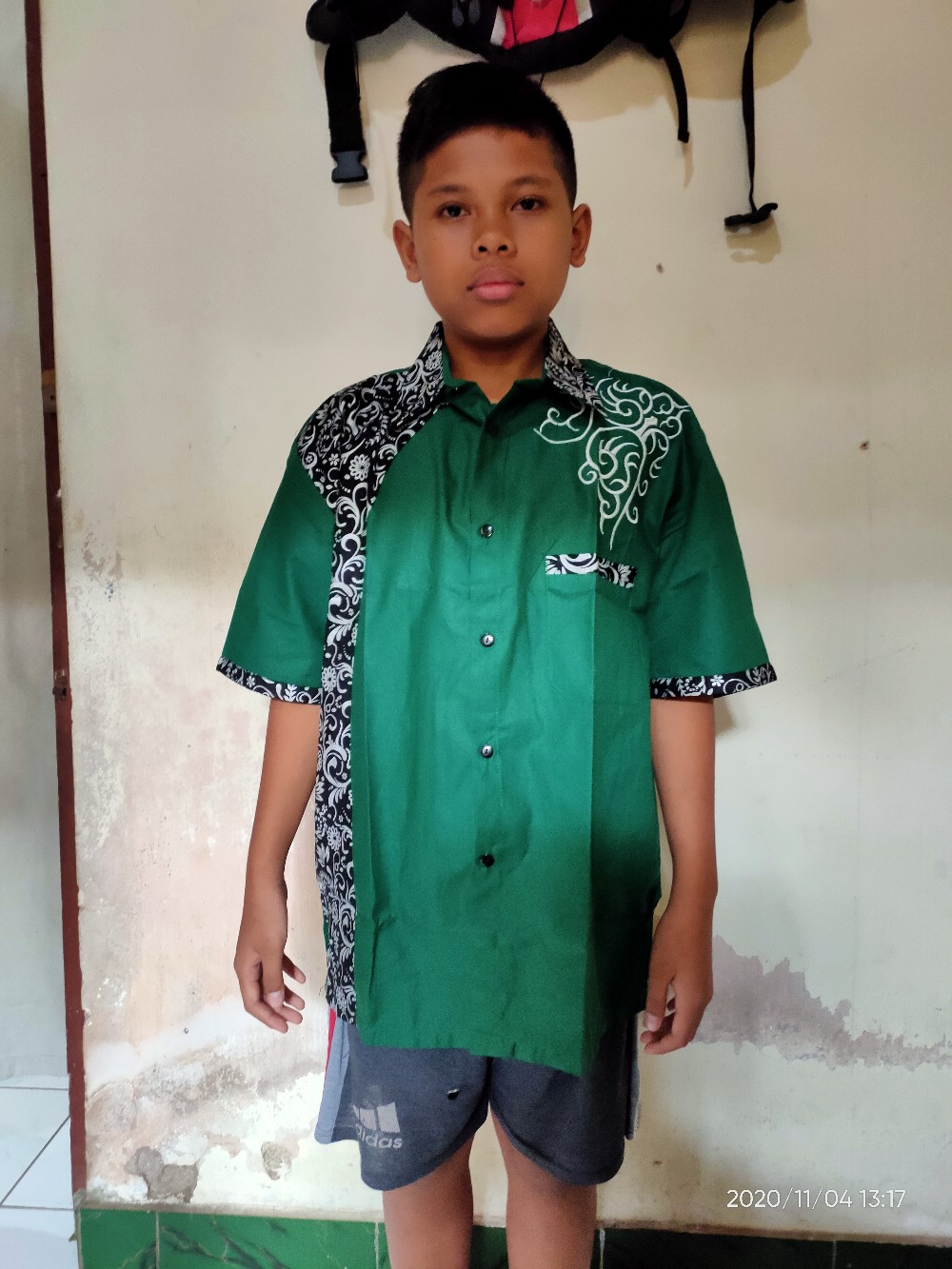 Kemeja Pendek Batik Motif Melati Model Clurit Kombinasi Bordir