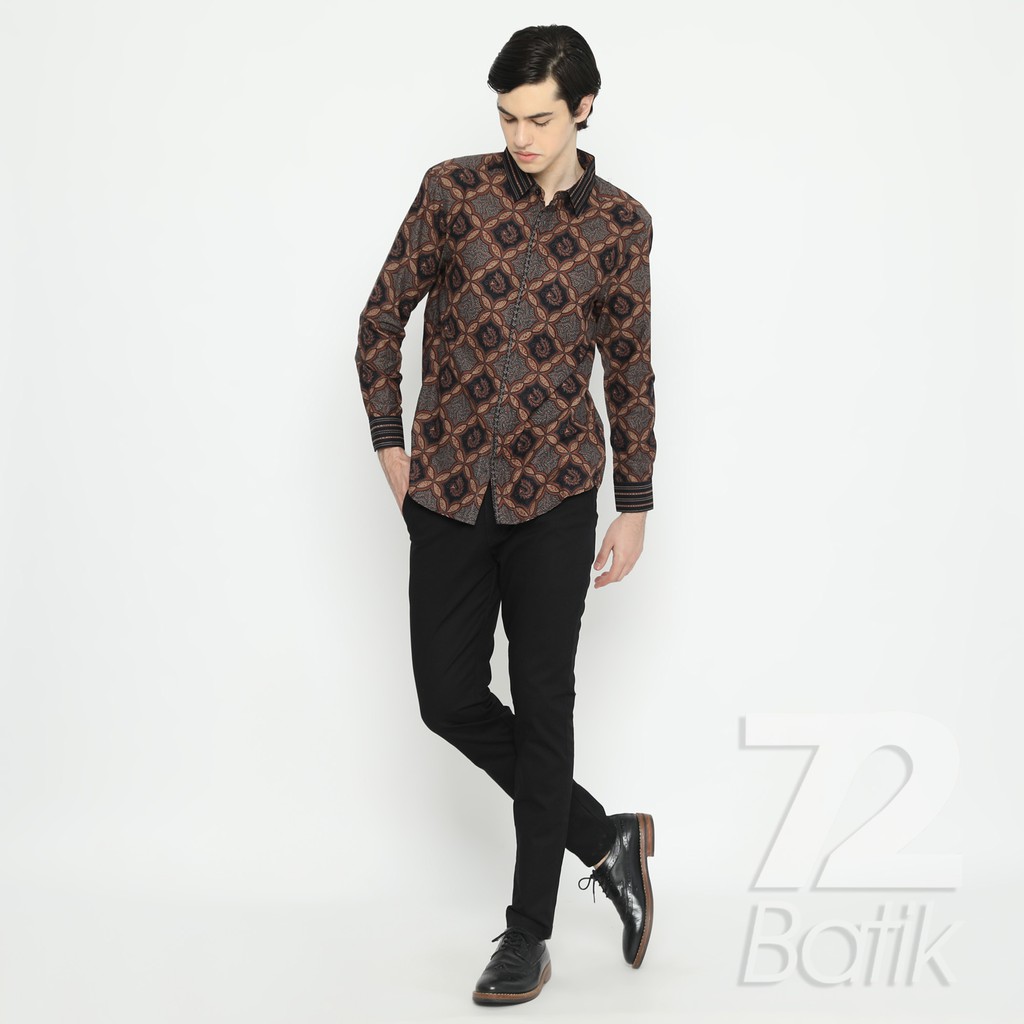 BATIK PRIA LENGAN PANJANG Kemeja Slimfit Slim Fit Premium Warna Hitam Coklat 721714 Cap 72 - Baju Kemeja Atasan Pakaian Setelan Batik Pria Cowok Laki Laki Remaja Keluarga Kantor Lengan Panjang Modern Slimfit Slim Fit Premium Kekinian