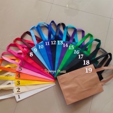 

Tas Spunbond Goodiebag 30x40 x8cm Handle Lipat Samping