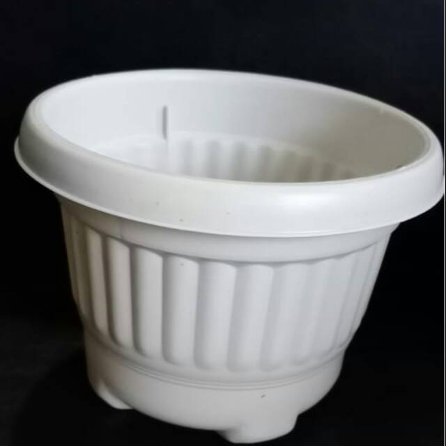 Pot putih ukuran 20 cm
