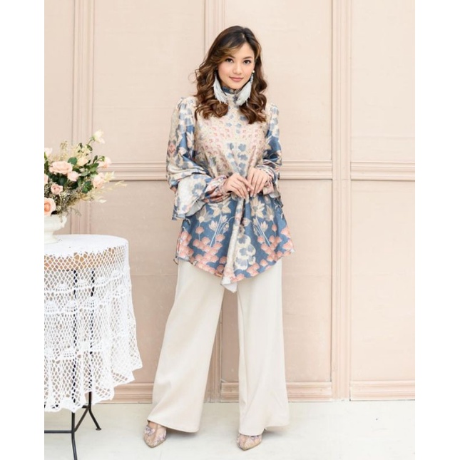 Emily Blouse wearing klamby