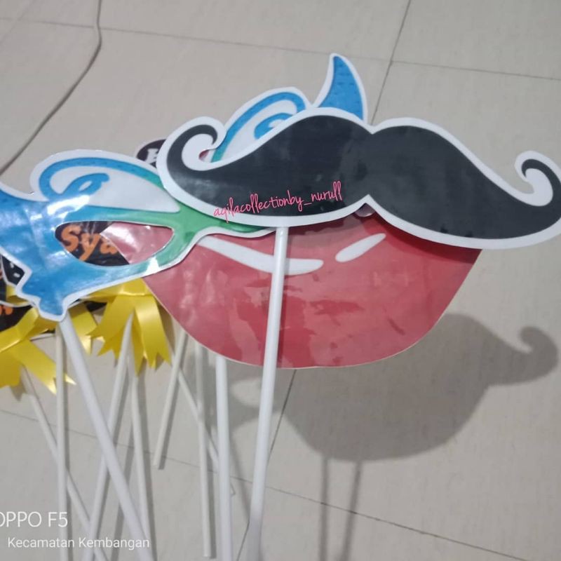 

Properti Photobooth . sudah termasuk stik perekat dan pita