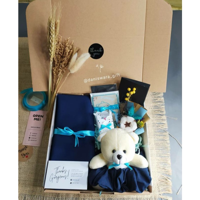 

HAMPERS KADO HIJAB PAKET BONEKA