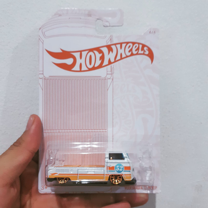 Hotwheels Volkswagen T2 Pickup Pink & Chrome