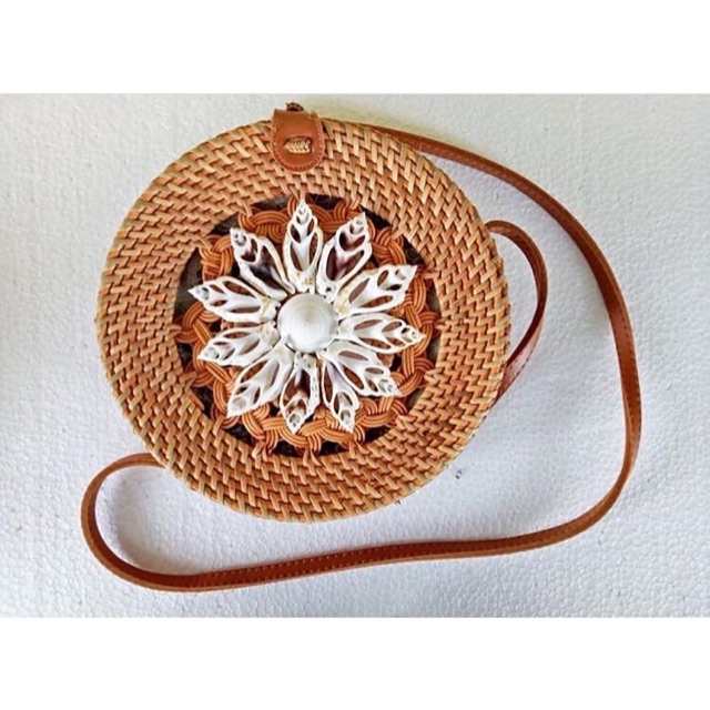Tas Rotan Hias Kerang