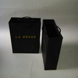 Paperbag warna hitam  jemani dengan sablon warna emas free 