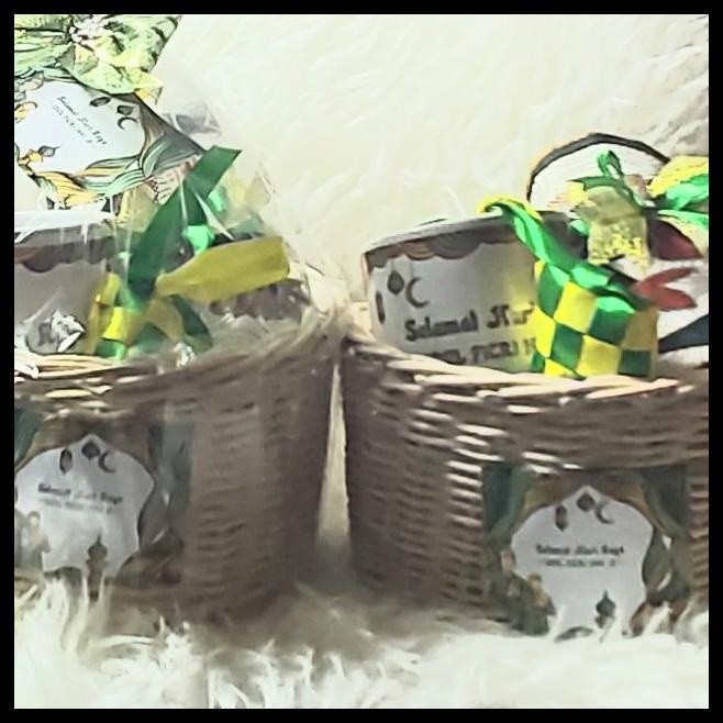 

Hampers Lebaran Sajadah.Pouch.Mug.Keranjang Rotan