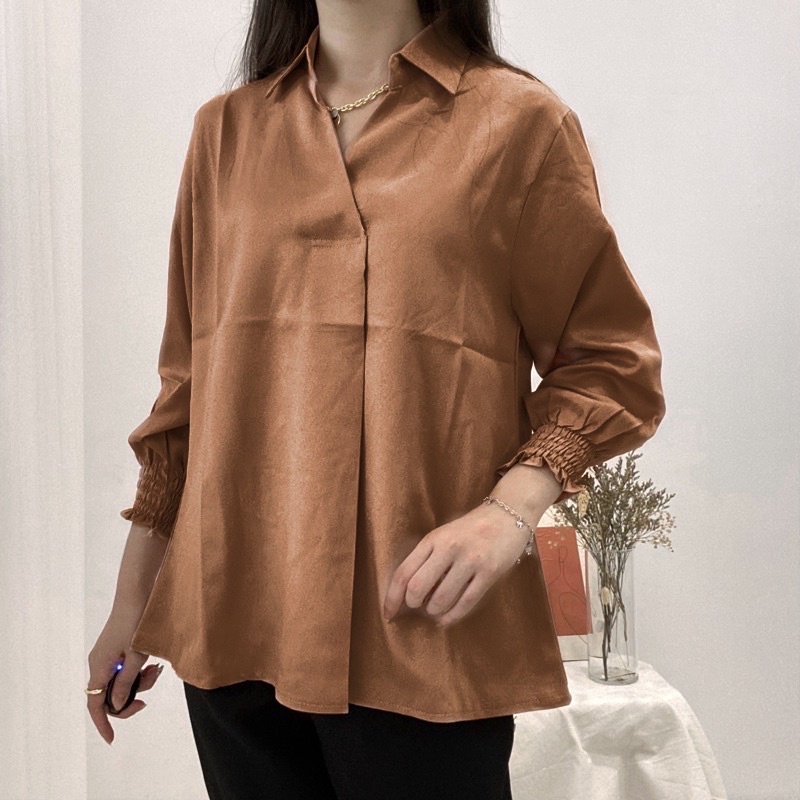 Tq88indonesia Baju Blouse Wanita Kekinian /  KARA V-Neck Blouse with Collar / Atasan Wanita Kantor Casual Lengan Karet / Blus Polos / Ootd Terbaru / Outfit citayam