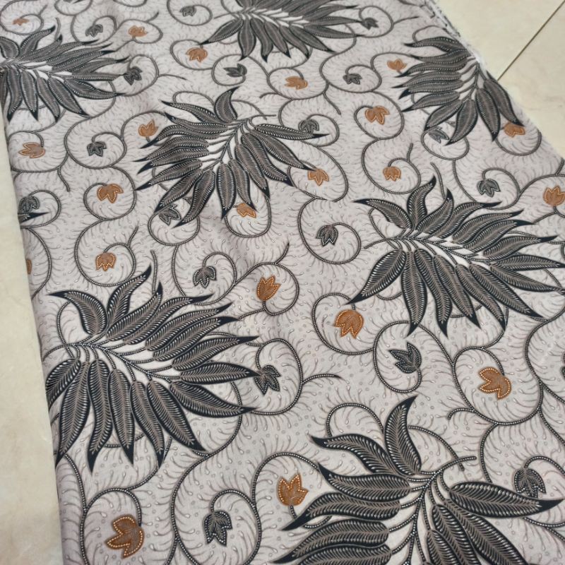 rm kain batik motif daun ulir putih tulang
