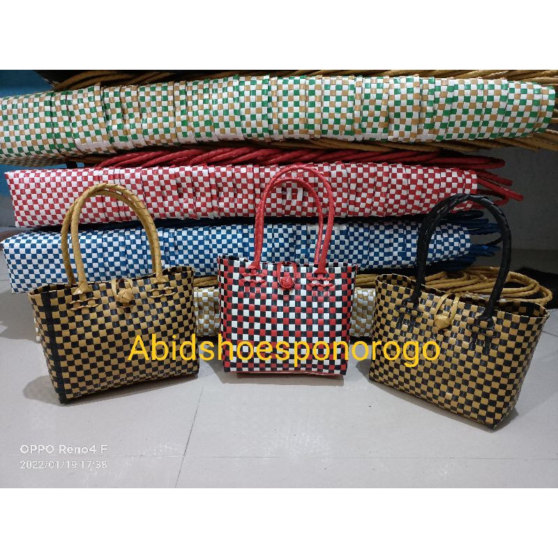 Tas anyaman plastik kaca | tas souvenir bayi | tas hand made motif random 9x20