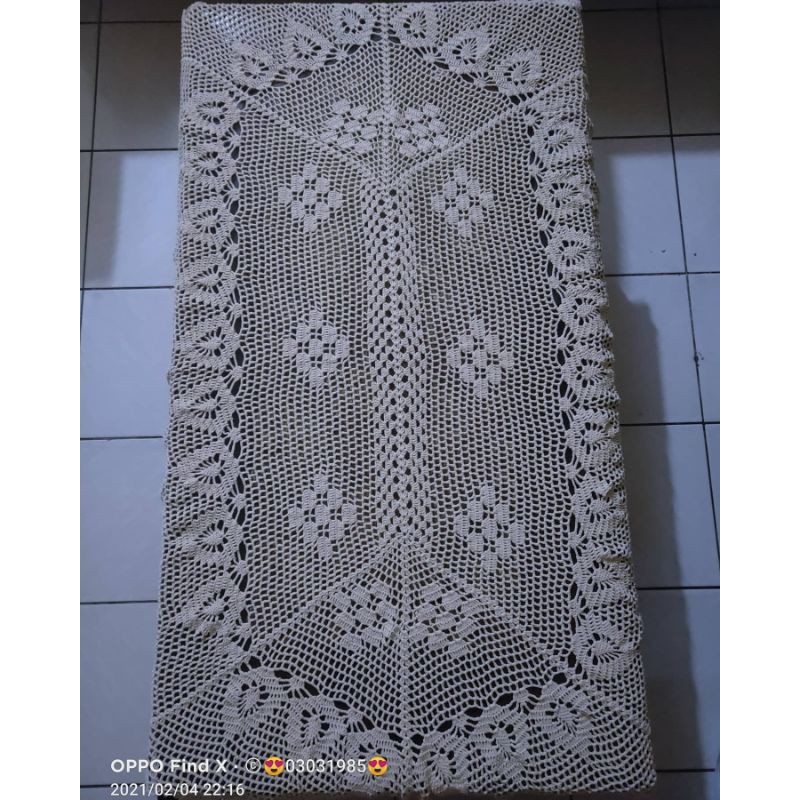 Taplak Meja Rajutan Oval Handmade Krem 150x90