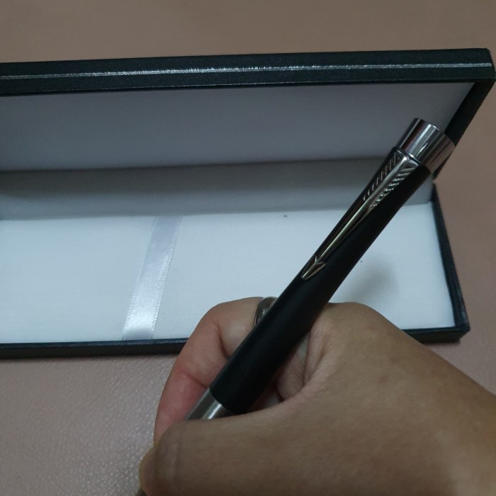 

Cantik Pulpen Promosi Eksklusif Model Parker Urban Ballpoint Klip Silver Murah