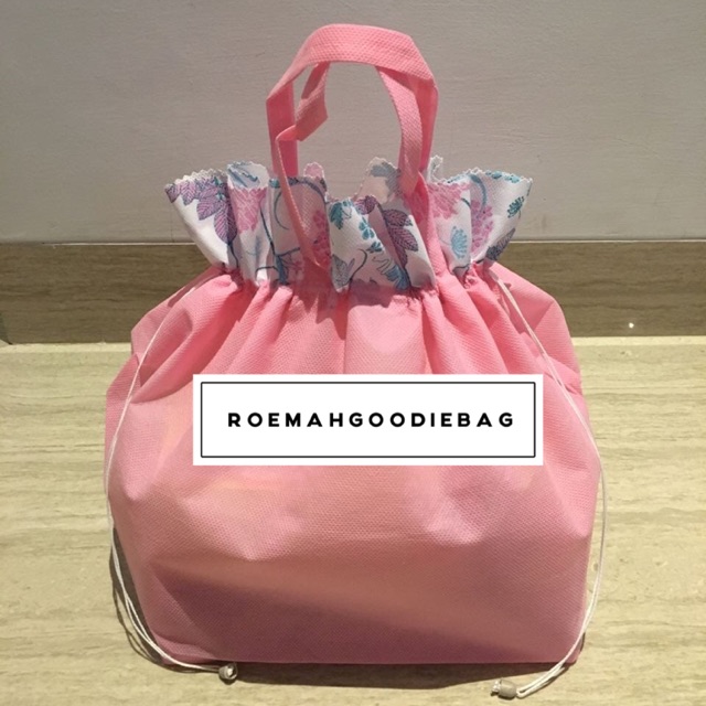 

Tas Spunbond Serut 22/ Tas Besek / Berkat / Hajatan / Kotak Nasi / Tas Souvenir / Sponbon