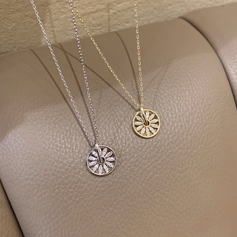 Kalung Rantai Klavikula Hias Liontin Model Hollow Dapat Diputar